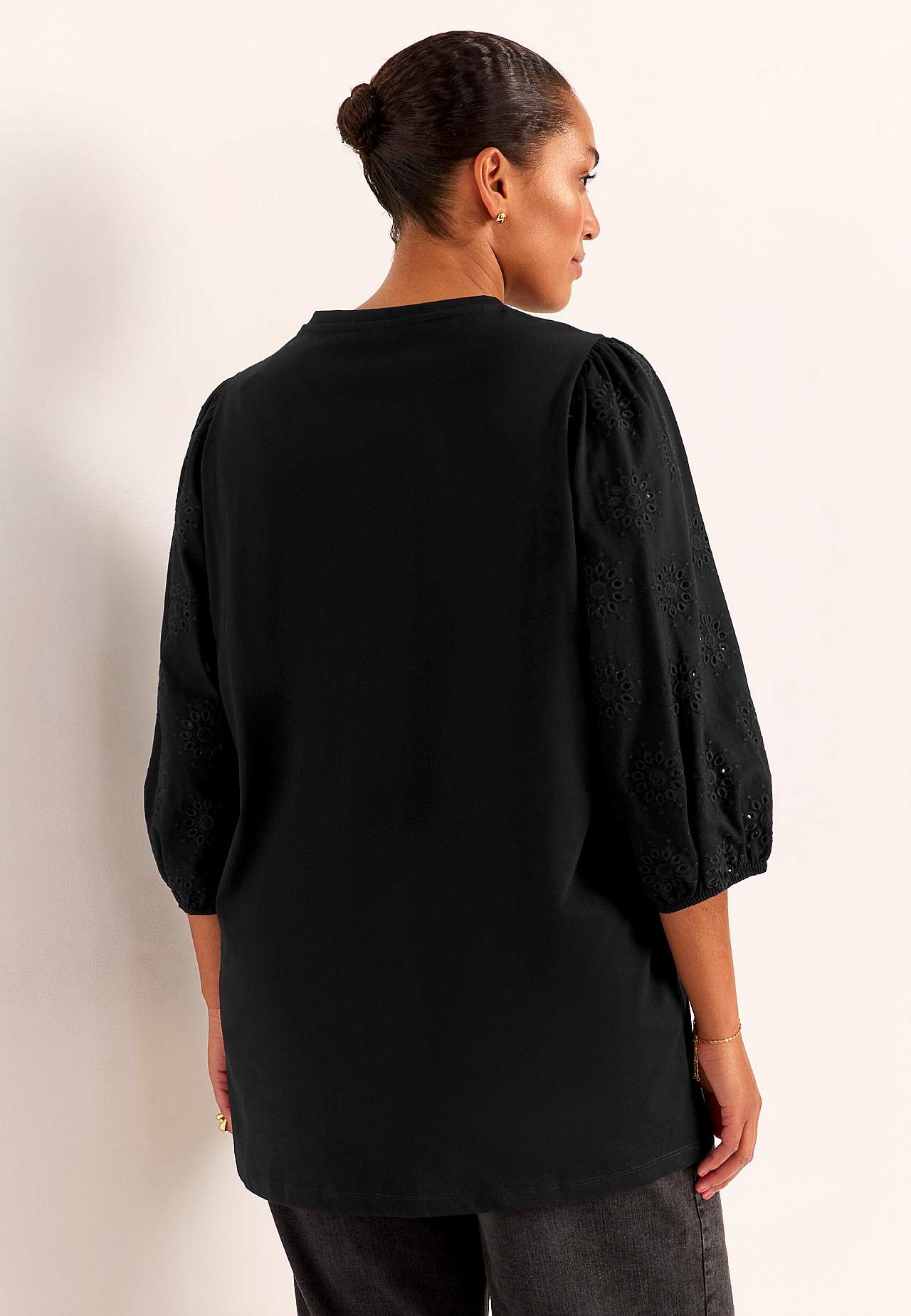 Trikotāžas tunika ar izšūtām piedurknēm