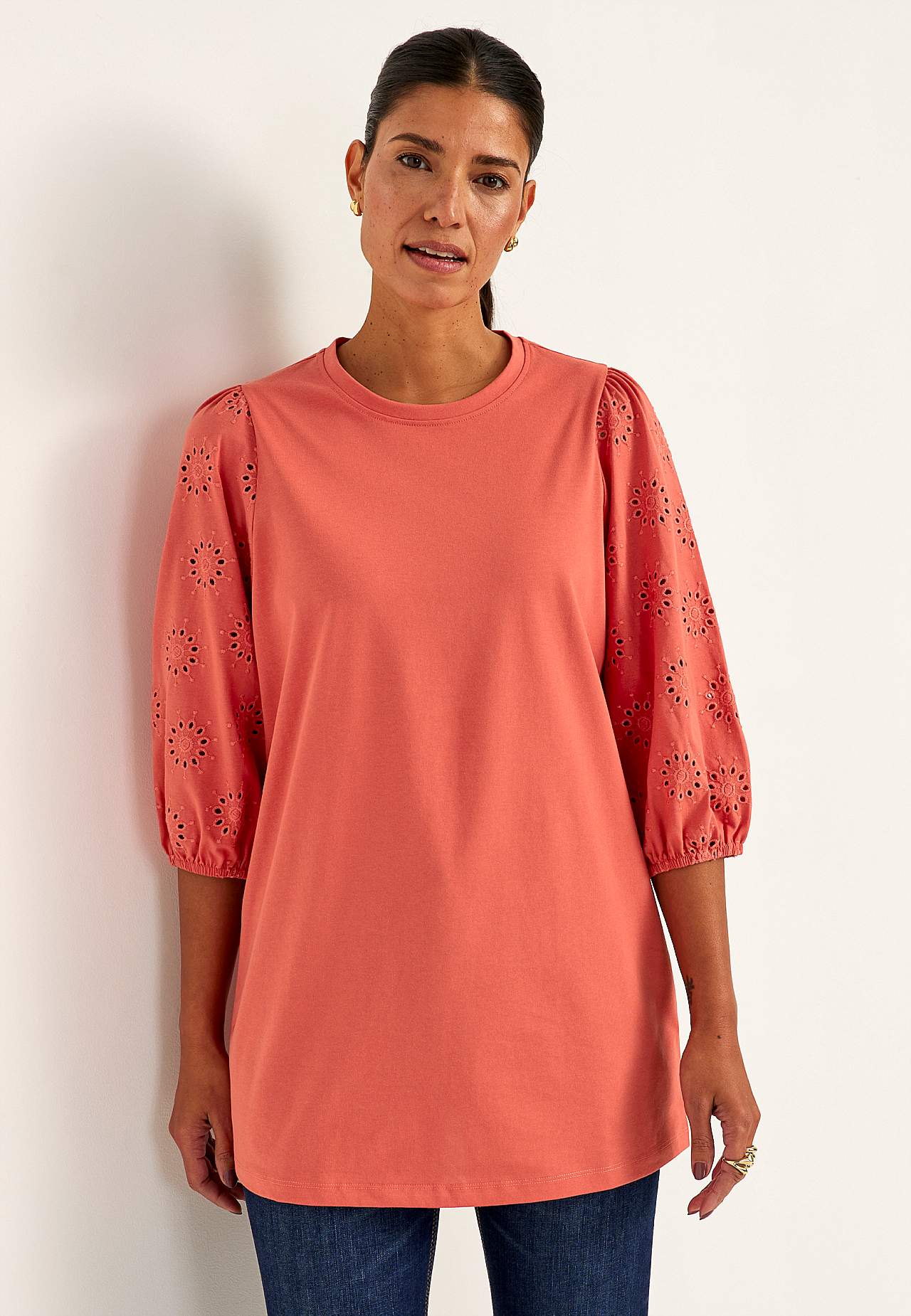 Trikotāžas tunika ar izšūtām piedurknēm