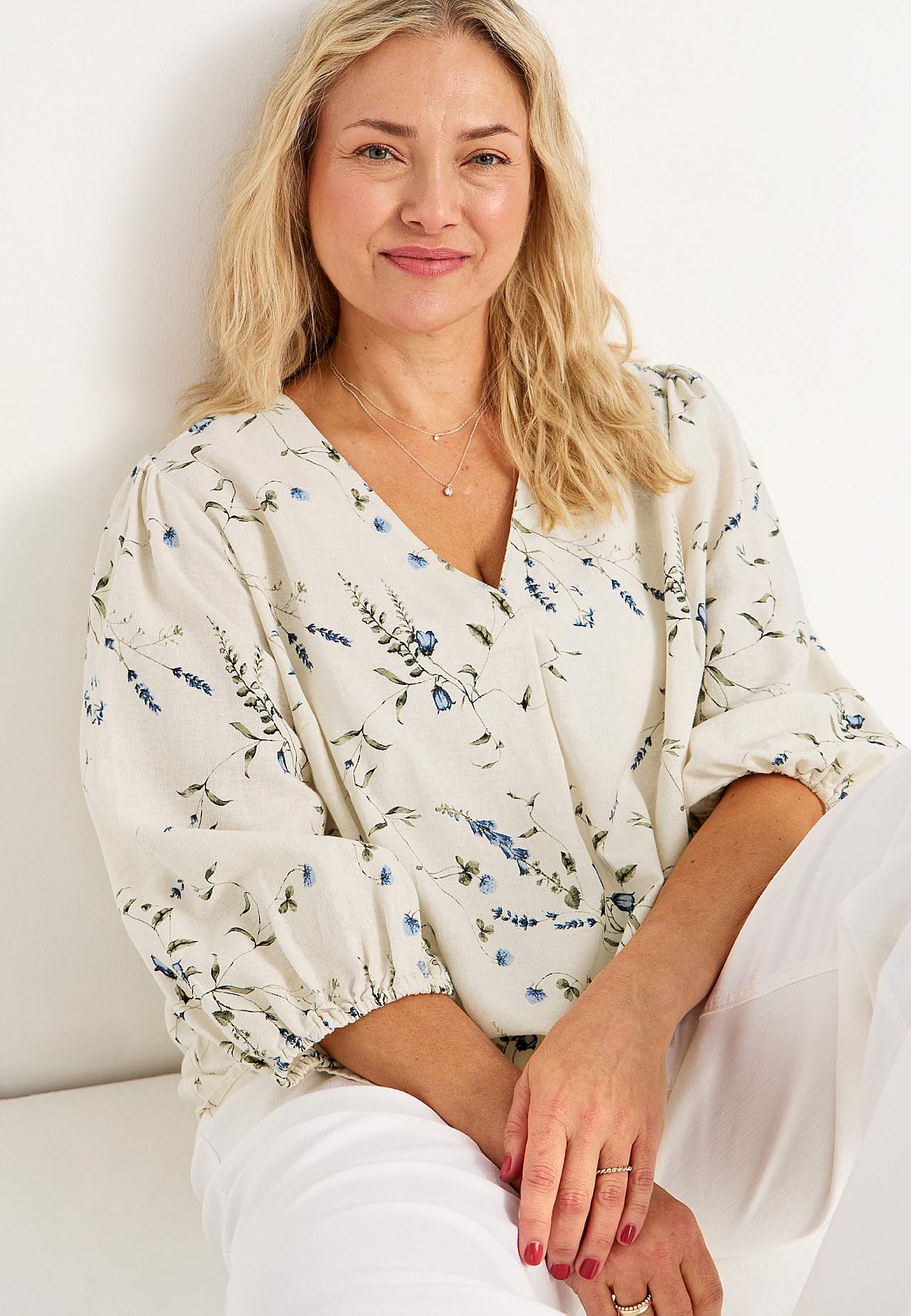 Puķaina lina blūze