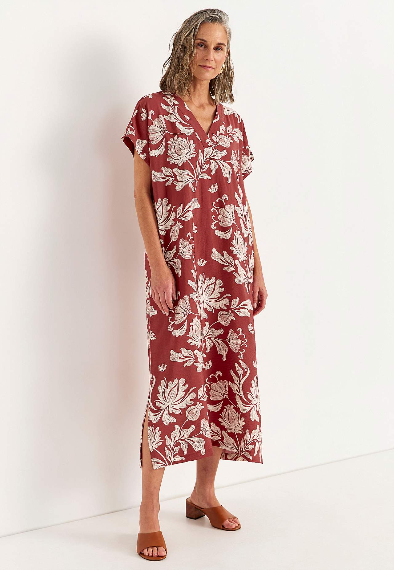 Rakstaina kleita ar kabatām