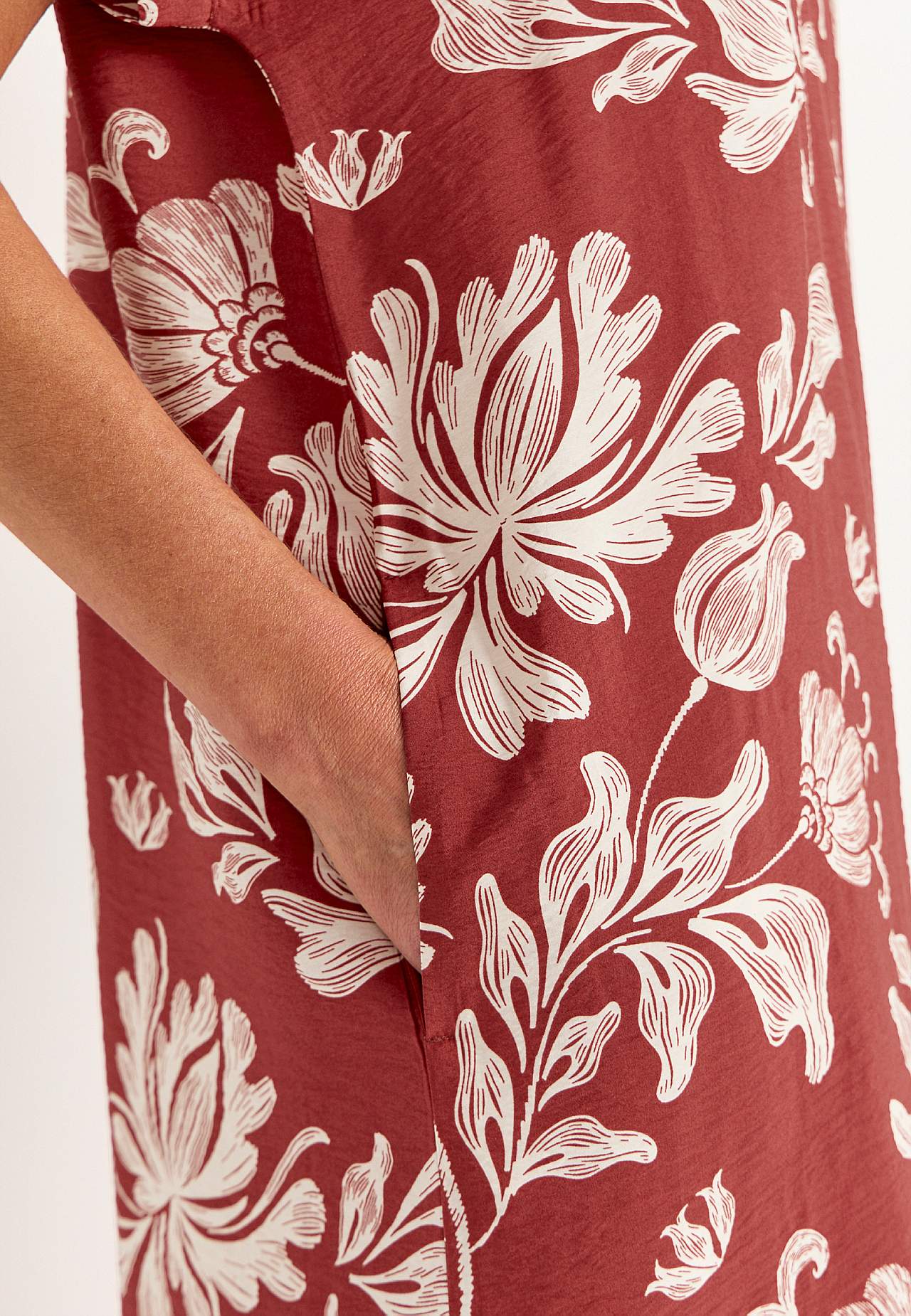 Rakstaina kleita ar kabatām