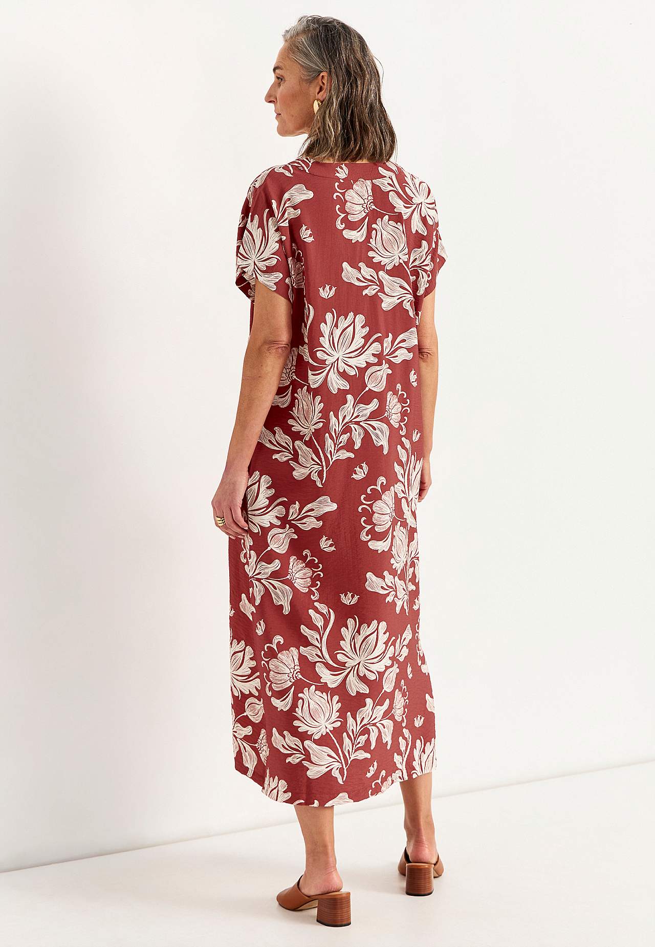 Rakstaina kleita ar kabatām