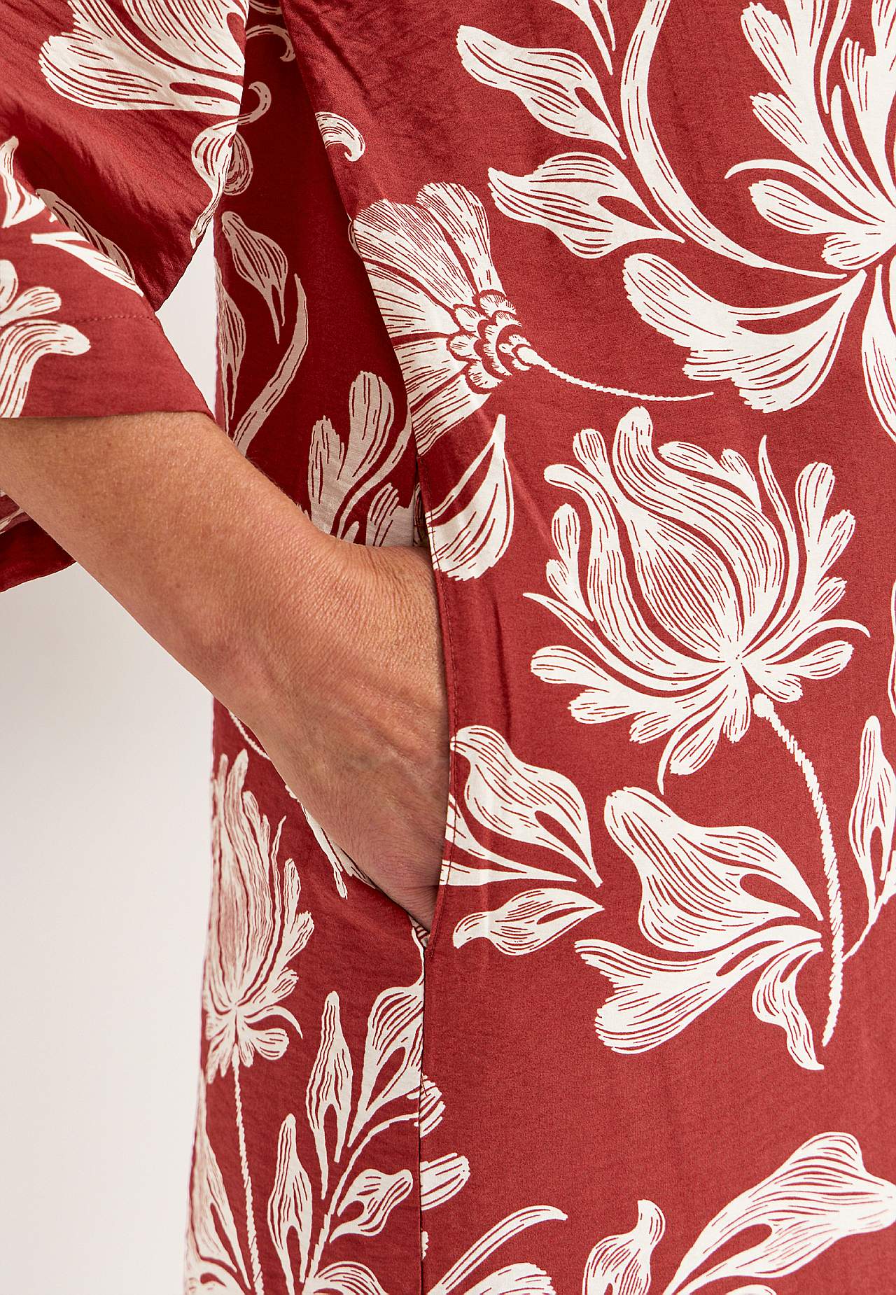 Kaftāns bez aizdares, ar kabatām