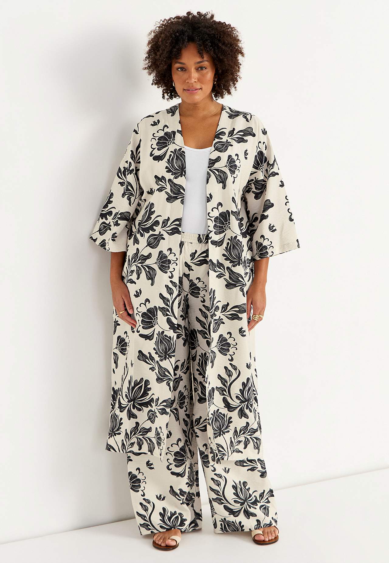 Kaftāns bez aizdares, ar kabatām