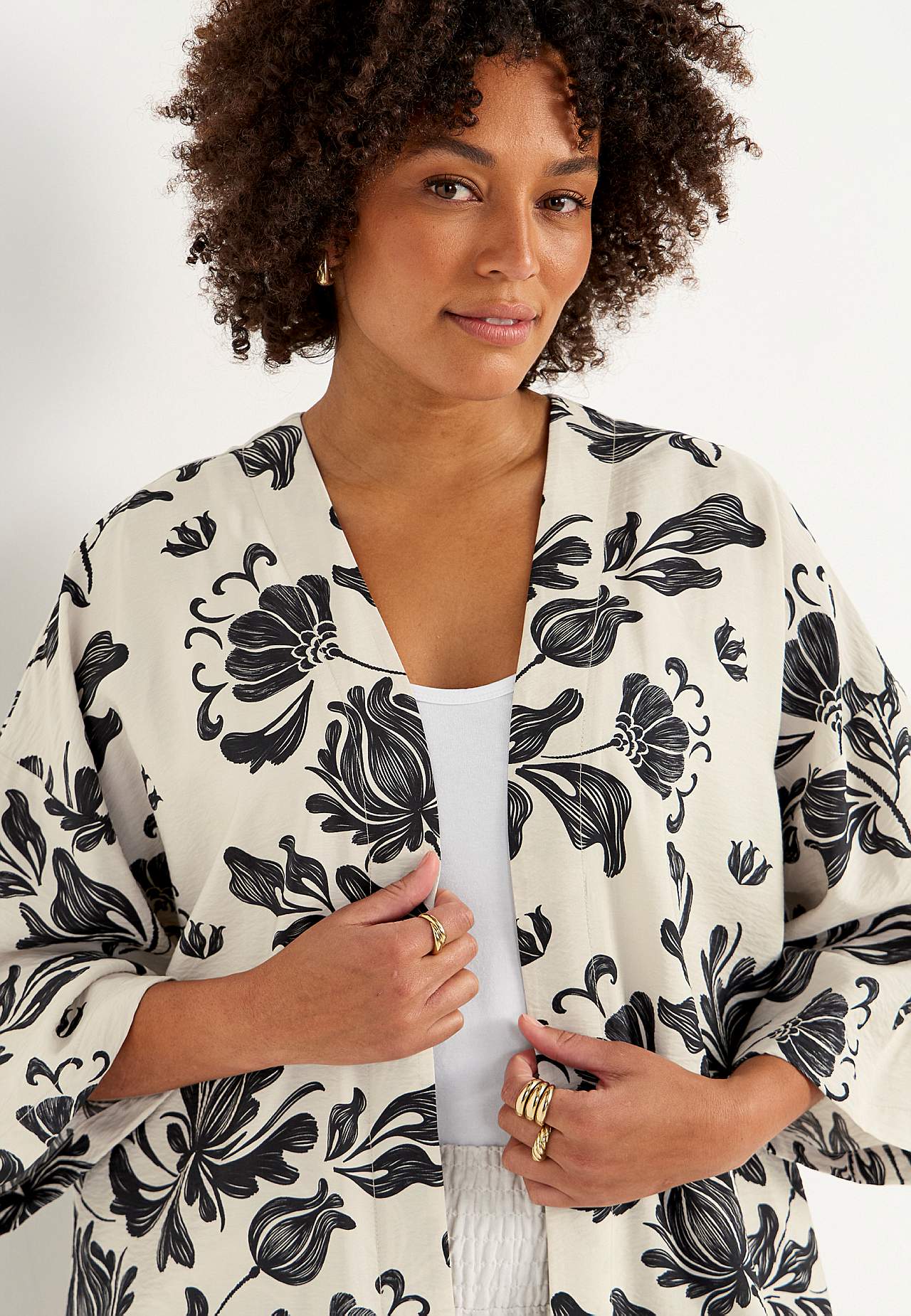 Kaftāns bez aizdares, ar kabatām