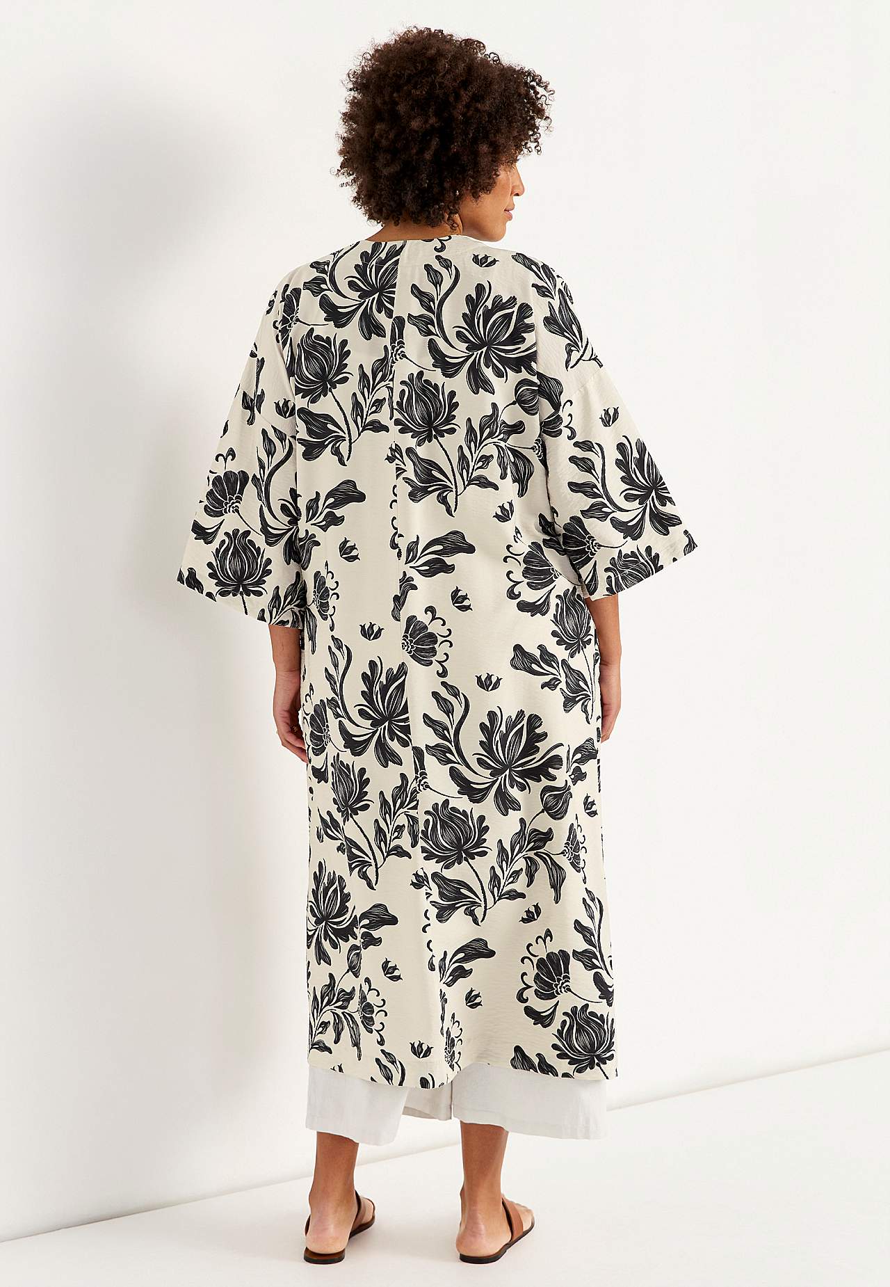 Kaftāns bez aizdares, ar kabatām