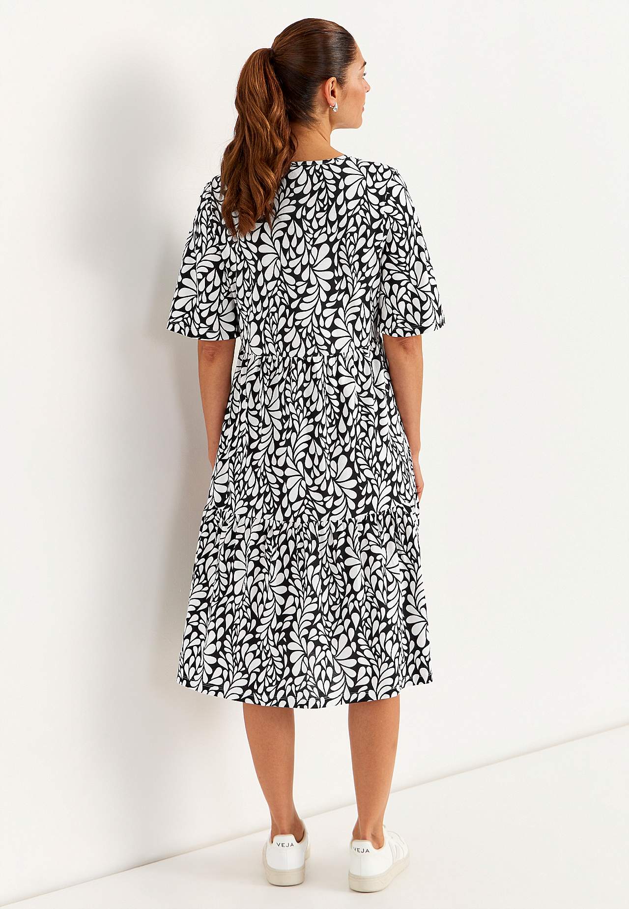 Trikotāžas kleita ar volāniem