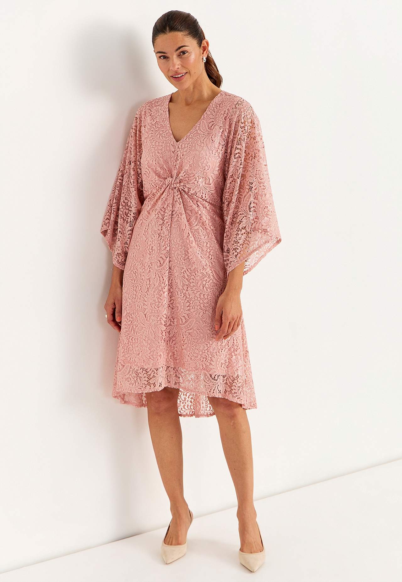 Mīksta, elastīga mežģīņu kleita