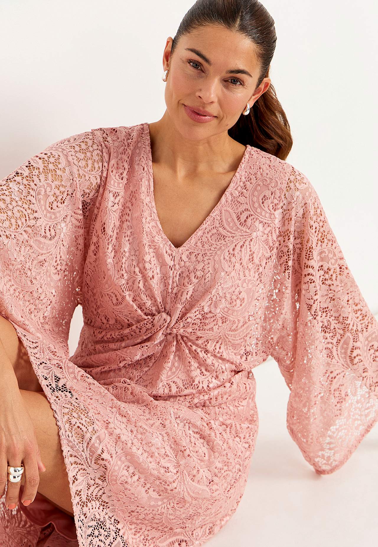 Mīksta, elastīga mežģīņu kleita