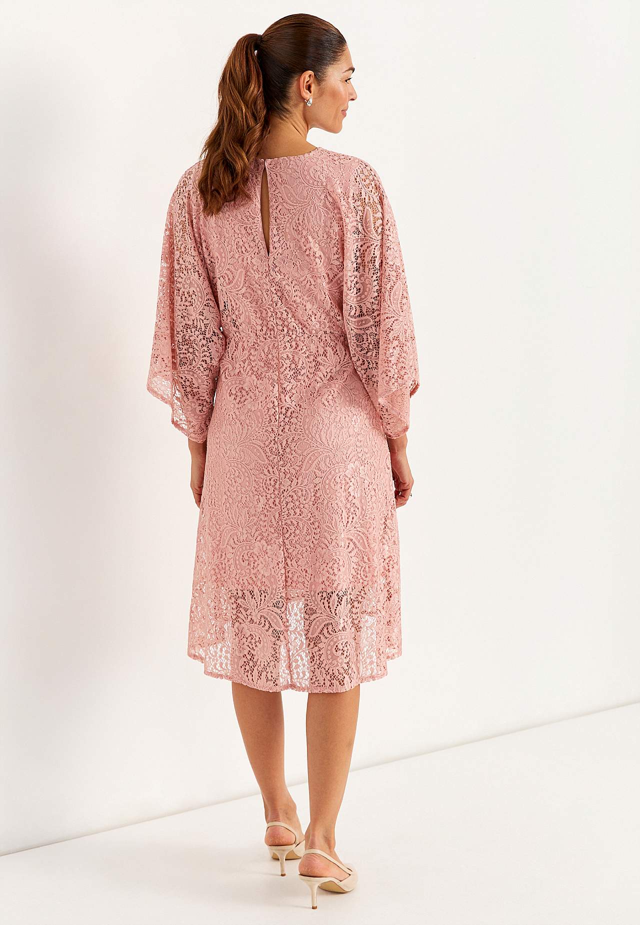 Mīksta, elastīga mežģīņu kleita