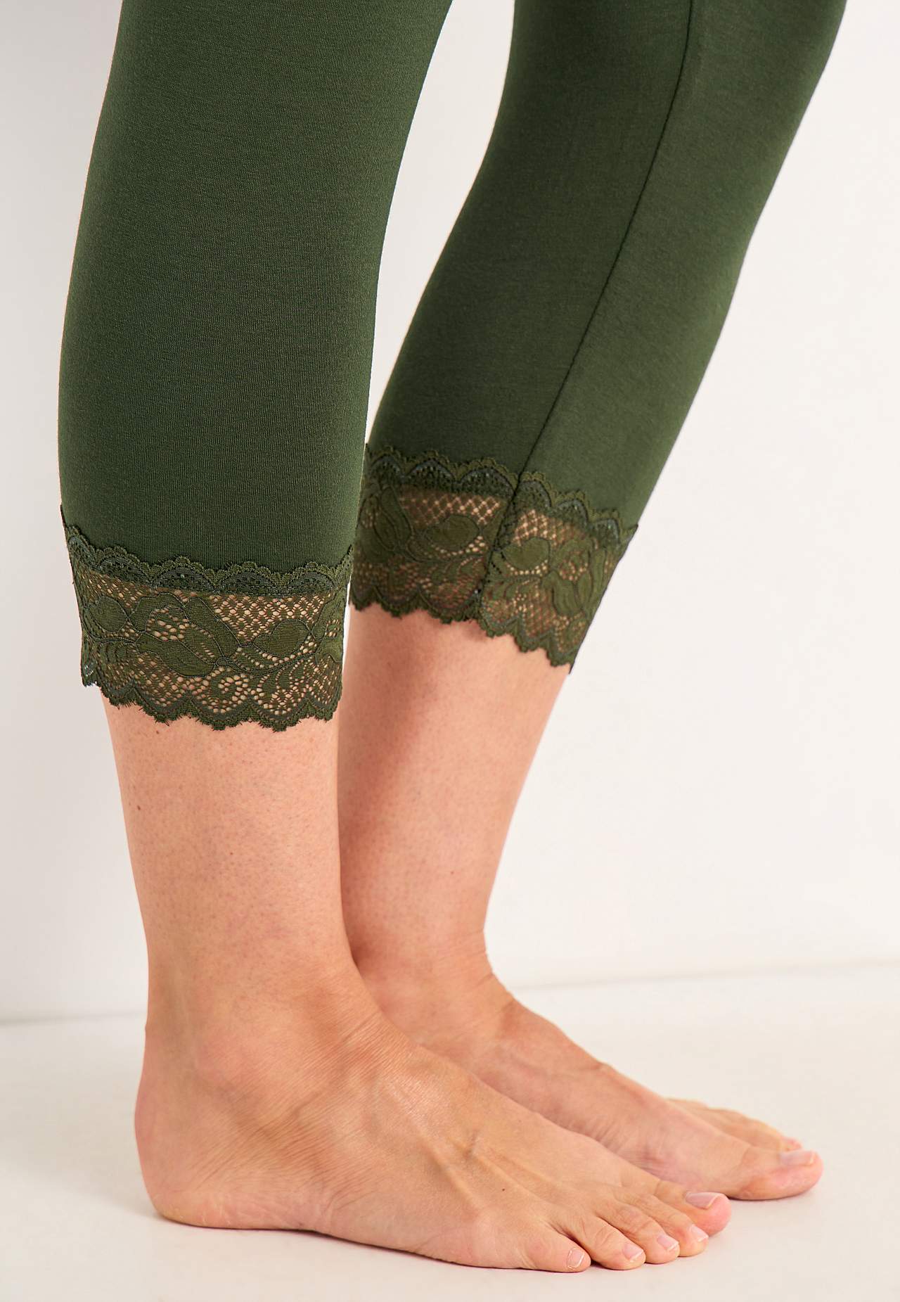 Kapri legingi ar mežģīnēm