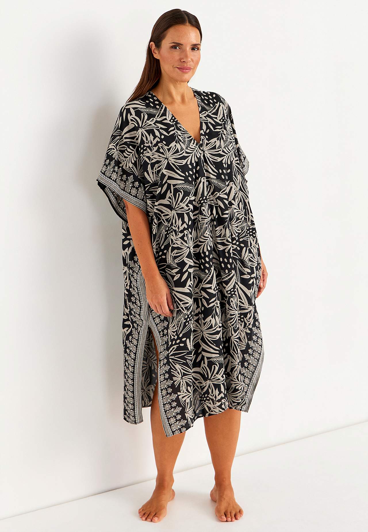 Rakstains pludmales kaftāns ar pogām