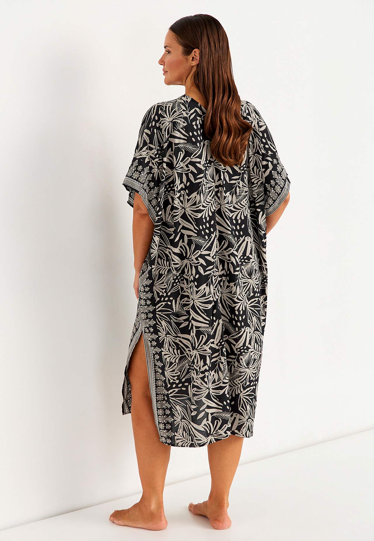 Rakstains pludmales kaftāns ar pogām